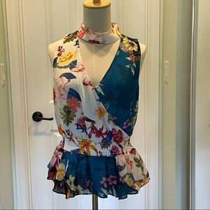 Sleeveless top. GUESS